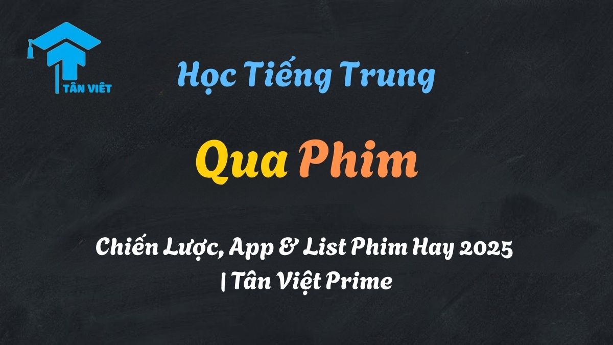 Một người đang học tiếng Trung qua phim, chăm chú ghi chép từ vựng từ một cảnh phim trên laptop vào sổ tay.